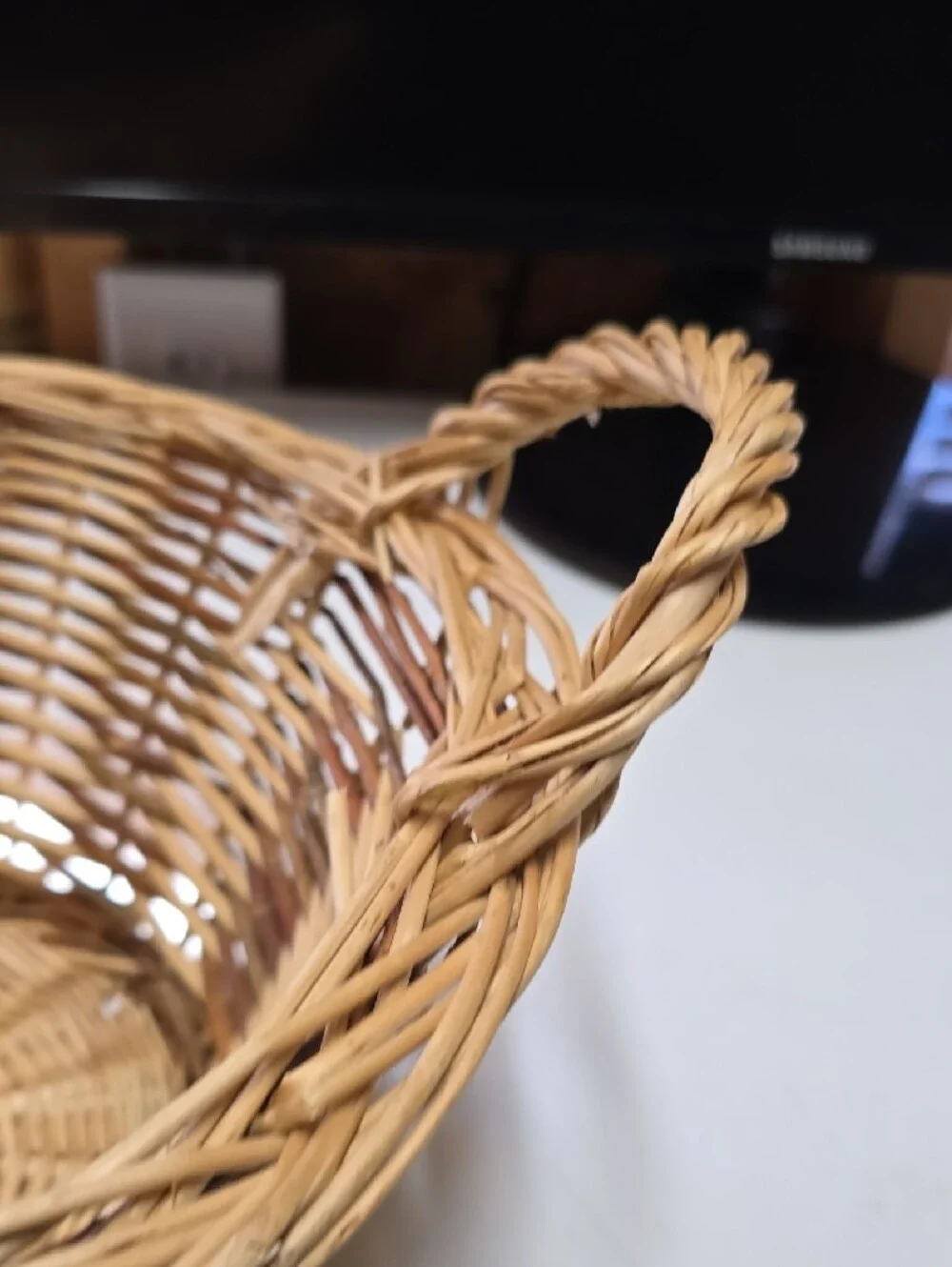 Vtg.Woven Rattan Serving Basket in Natural Brown - (226)
